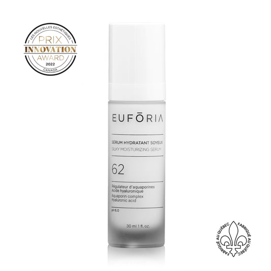 Flacon de Sérum Hydratant Soyeux #62, 30 ml, avec étiquette indiquant "Régulateur d’aquaporines", "Acide hyaluronique", décoré du prix "Innovation Award 2022" et du label "Fabriqué au Québec".