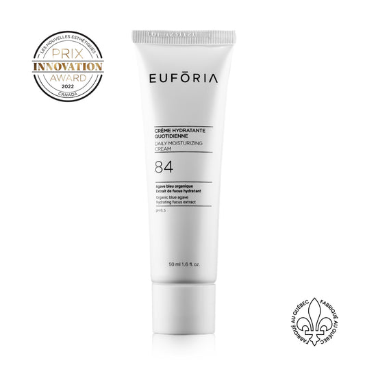  : Tube de Crème Hydratante Quotidienne #84, 50 ml, avec étiquette indiquant "Agave bleu organique", "Extrait de fucus hydratant", décoré du prix "Innovation Award 2022" et du label "Fabriqué au Québec".
