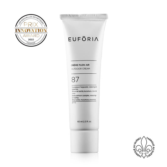 Tube de Crème Plein Air #87, 60 ml, avec étiquette indiquant "Complexe d'argousier, voacanga et églantier", "Beurre de karité, murumuru, noix de coco", décoré du prix "Innovation Award 2022" et du label "Fabriqué au Québec".