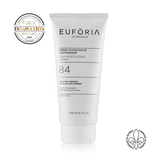 Crème Hydratante Quotidienne #84 : Tube de Crème Hydratante Quotidienne #84, 200 ml, avec étiquette indiquant "Agave bleu organique", "Extrait de fucus hydratant", décoré du prix "Innovation Award 2022" et du label "Fabriqué au Québec".